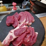 Sapporo Jingisukan Shirokuma - 国産ラム肉(上)、国産マトン(下)