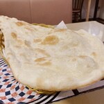 ダリ - おかわりナン。熱々うまし