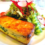 サラマンジェ ドゥ カジノ - 法連草とベーコンの焼きたてキッシュ