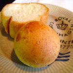 サラマンジェ ドゥ カジノ - パン　（ちゃんと温めてあります）　お皿はﾛｲﾔﾙｺﾍﾟﾝﾊｰｹﾞﾝだ！