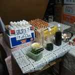 須崎食料品店 - 薬味などが置かれた台。会計は後払い申告制です。