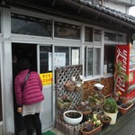 須崎食料品店 - その一角に行列が・・・