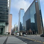 MYEONGDONG KYOJA - 攻めたデザインのビルが多い。