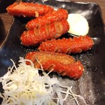 Sakaba Oka Chou Oosakae Kimaedai Sambiruten - 赤ソーセージの揚げ焼き。マヨをチョイ付けしてどうぞ。