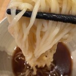 いかれたヌードル フィッシュトンズ - つけ汁からのリフト