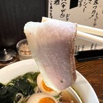 中華そば いぶき - 小ぶりな豚モモチャーシューはしっとりと弾力があり脂の甘み、旨味も味わえます。