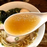 中華そば いぶき - スープはイリコがふわっと香り、鶏の旨味とコクに甘みのある醤油が織り成すハーモニー！