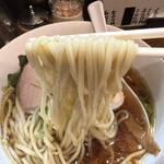 中華そば いぶき - もっちり食感の平打ち中太麺は滑らかで喉越し抜群！