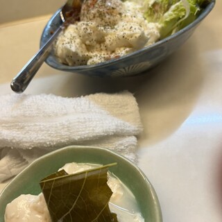 旬屋 はなみち - 料理写真:下から　　　
お通しの桜豆腐　おしぼり　はなみちのポテトサラダ