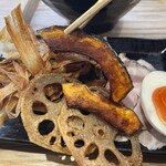 石焼つけ麺 繋 - 素揚げされた野菜が良いですね。かぼちゃ、蓮根、ゴボウを素揚げしたものでカレースープにベストマッチ。
