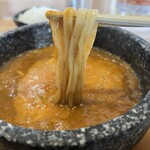 石焼つけ麺 繋 - カレーのつけ汁は結構スパイスが効いて少し辛めの刺激があります。