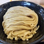 石焼つけ麺 繋 - 麺は平打ち太麺。風味のある全粒粉で麺自体が旨い。