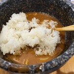 石焼つけ麺 繋 - 麺を食べた後、残ったスープにご飯を入れれば・・・