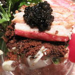 ラ・ターブル・ド・プロヴァンス - ズワイ蟹のナンチャラ。
      カニカニカニ♪
      カニのほぐし身と卵とカニ棒の3段仕立て。キャビアもちょこっと乗って、ゾワゾワするほどカニリッチです(謎)。
      
      