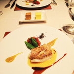 ラ・ターブル・ド・プロヴァンス - 赤ムツのグリル。
      サフランのクリーミーソース・オリーブのソース、
      そして店名のプロヴァンスらしい野菜のトマトソース。
      