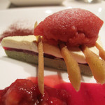 ラ・ターブル・ド・プロヴァンス - 赤くてクリーミーなデザート。
      