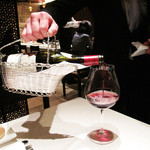 ラ・ターブル・ド・プロヴァンス - アルマン・ルソー・マジ・シャンベルタン2002。上品だけど、だんだん官能的になっていきます。
      乱れないけどセクシーで、かなり好みのタイプでした。