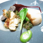 エクアトゥール - オードブル　オマール海老と活ホタテのポアレ　フォンダンエシャロットとハーブのヴィネグレット 
      　有機野菜とトリュフのサラダ添え