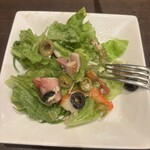 トノー - 柔らかいイカや海鮮とオリーブのサラダ