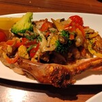 HALE海's - イワイ鶏の骨付きモモ肉の炭火焼きとロースト野菜