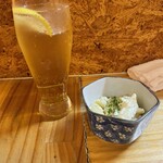 Motsuyaki Senmonten Motsuyoshi - 下町ハイボール（焼酎）とお通しのマカロニサラダ