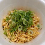 カルディ コーヒー ファーム - 台湾風麻醤麺　210円(ネギトッピングで作ってみた)