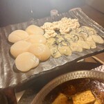 Yakiniku Akami Nikugatou San San Hachi Kyuugo - 羊の薬膳茸火鍋　ほたて、牡蠣、白子