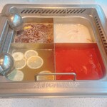 海底撈火鍋 - 右上から時計回りに、鶏白湯鍋･トマト鍋･レモン鍋･麻辣鍋