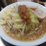 麺屋 音 - 味付き背脂にキャベツ多めの野菜(^o^)