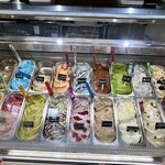 ジェラート&カフェ YOSHIDA - ジェラートケース