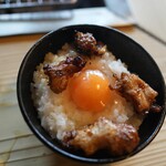 ろばたやき山ろく - 卵かけご飯ホルモン乗せ