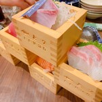 魚と7 - 熟成魚と鮮魚の枡刺身盛り