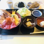 土浦魚市場 - 魚市場スペシャル丼＋食べ放題サラダ・ひじき・まぐろの煮付け　2023/11/2