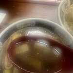 ラーメン凪 - 小口ネギがたっぷり入ったつけ汁は、油分は少なめ。煮干の旨味たっぷりながら、スッキリしている。