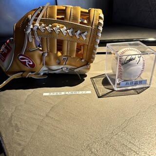 [Yoshio Itoi's glove, autographed ball]