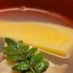 道人 - ⑤朝鮮蛤&若布(徳島県鳴門産)&筍(福岡県合馬産)、山椒の若芽載せ、朝鮮蛤出汁のお椀
      筍は旬らしい軟らかさ、香りと甘み、至福です
      また蛤のお出汁も優しくも力強い旨み、表現し難いのですがかなり凄い