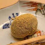 道人 - ⑳漉餡入り本蕨粉餅、黄粉掛け
      漉餡が滑らかで軽めの甘み、お食事の締め括りとしての余韻を楽しみました
      最初～最後まで滞り無く完璧だったと感じます