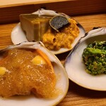道人 - ①蒸し黒鮑(京都府舞鶴産)、黒鮑肝添え 
      ②紫雲丹(兵庫県淡路島由良産) 
      ③赤貝(大分県産)、出汁ジュレ掛け 
      ④菜の花の胡麻和え
      春の訪れが蛤の殻にギュッと詰め込まれ、春爛漫といった趣きです