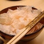 道人 - ⑰薄削り鮪節
      鮪節は脂の少ない黄肌鮪の幼魚を使用、血合抜きで味わいが優しく甘みも感じます
      鮪節も鰹節も脂が多いと雑味になり、美味しくなりません