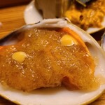 道人 - ③赤貝(大分県産)、出汁ジュレ掛け
      関東・東北の赤貝は独特な香りの強さと濃い旨みはある意味、正比例します
      瀬戸内海の巨大な赤貝の特徴は控えめな香りと濃い旨みで癖が少なくて素晴らしい味わい 