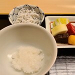 道人 - ⑭白ご飯⑮釜揚げしらす
      ⑯お漬け物5種(奈良漬け、大根、赤蕪の浅漬け、白菜の浅漬け、唐墨玉) 
      道人さんの真鍮釜で炊いた白ご飯は「にえばな」から蒸らしが進む過程が各々楽しい 
