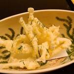 道人 - ⑪白魚(島根県宍道湖産)の天麩羅、八代海苔(熊本県八代産)掛け
      一匹ずつ丁寧に揚げてあり、シンプルに塩と八代海苔でフックラ揚がった身の清んだ旨みをじっくり味わいます
