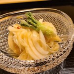 道人 - ⑫赤甘鯛(愛媛県産)天麩羅の南蛮漬け、玉葱載せ、たらの芽天麩羅添え
      酢のあるお料理なので舌休め的なポジション？
      旨みや春らしいほろ苦さを楽しみました