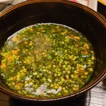 道人 - ⑲伊勢海老(兵庫県淡路島)出汁の赤出汁
      伊勢海老の旨みはしっかりあるのですが、香りや味噌が強過ぎることはなく、中嶋大将の香りに対する精度の高さに感服します
      ご飯とお味噌汁の組み合わせでさえ幸せ