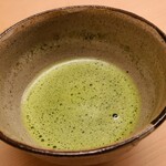 道人 - お飲み物②お薄 
      上質な甘さの蕨餅との組み合わせ、微かなほろ苦さでスッキリします