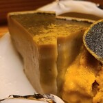 道人 - ①蒸し黒鮑(京都府舞鶴産)、黒鮑肝添え
      弾力を楽しむ位の蒸し具合、一口目に磯の香りが拡がり、噛む程に旨みが拡がります
      黒鮑の肝と言ってますが正確には卵巣で磯の香りとコクも抜群です 