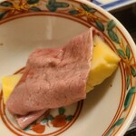 道人 - ⑬筍(福岡県合馬産)&出汁の黒毛和牛腿肉のしゃぶしゃぶ
      ほんのり桜色に染まった牛肉と軟らかく甘みのある筍、間違いない組み合わせですね