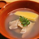 道人 - ⑤朝鮮蛤(千葉県産)&若布&筍、山椒の若芽載せ、朝鮮蛤出汁のお椀
      大和蛤の優しい旨みに対し朝鮮蛤は力強い旨みが特徴なのですが、今回は大和蛤の様な優しさと朝鮮蛤の力強さがあり、驚きました