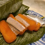 道人 - ⑨細魚(兵庫県淡路島産)&唐墨の交互挟み、桜の葉〆
      多分軽く昆布〆した細魚に丁寧な塩抜きを施した唐墨を組み合わせ、桜の香りを纏わせたもの
      仄かな塩みと豊かな旨み、そして香りを楽しみました