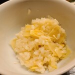 道人 - ⑱筍(福岡県合馬産)ご飯
      道人さんのご飯は水分を纏った炊き上がり、羽釜の余熱で徐々に火が入り、水分が抜けてお代わりする毎に変化する味わいもまた計算されているんですよね
      筍の香りと甘みを堪能